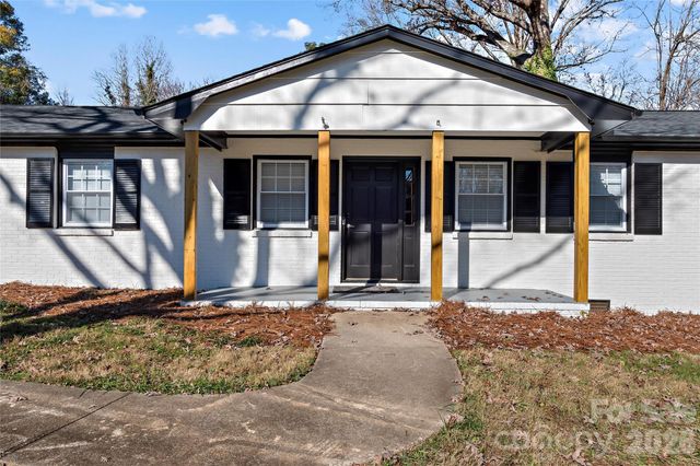 6732 Rollingwood Drive, Clemmons, NC 27012