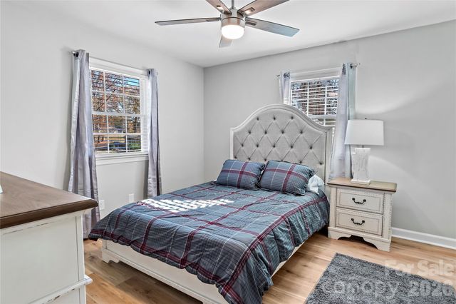 6732 Rollingwood Drive, Clemmons, NC 27012