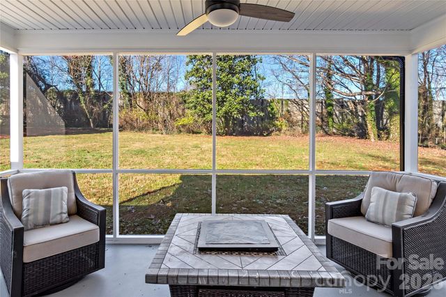 6732 Rollingwood Drive, Clemmons, NC 27012