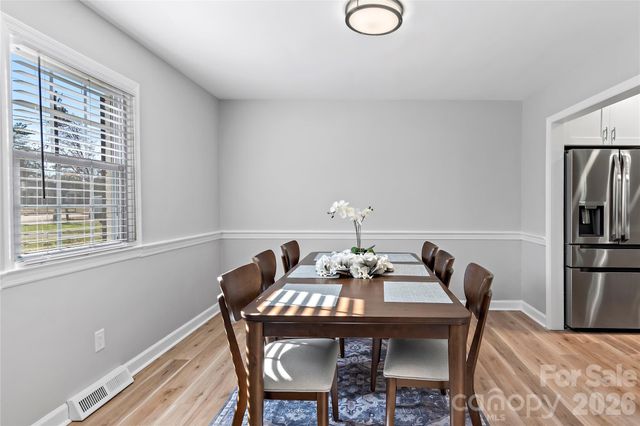 6732 Rollingwood Drive, Clemmons, NC 27012