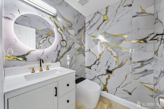 8 Danny Court, North Brunswick, NJ 08902