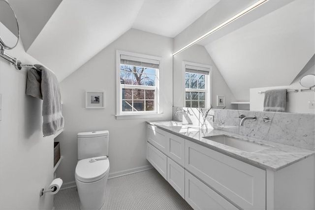 2902 W 71st Terrace, Prairie Village, KS 66208