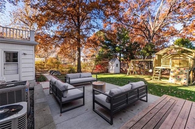 2902 W 71st Terrace, Prairie Village, KS 66208