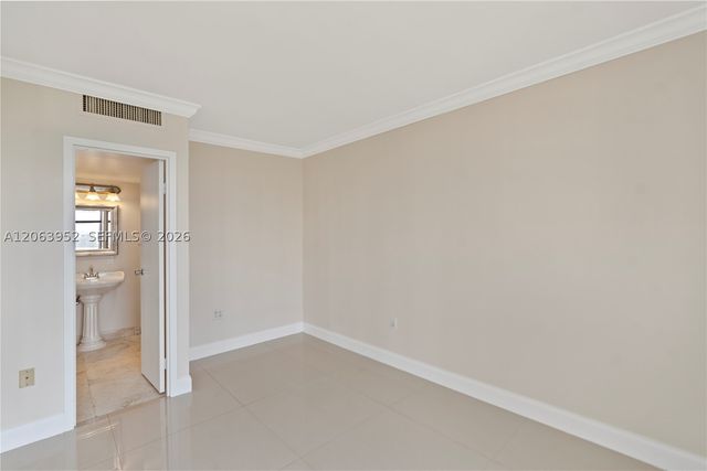 3675 N Country Club Dr 2208, Aventura, FL 33180