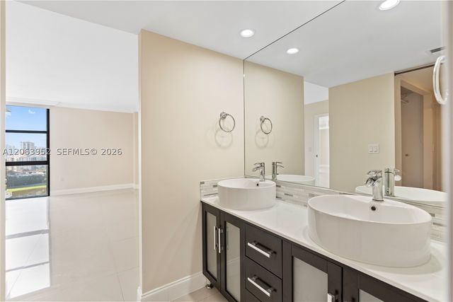3675 N Country Club Dr 2208, Aventura, FL 33180
