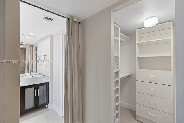 3675 N Country Club Dr 2208, Aventura, FL 33180