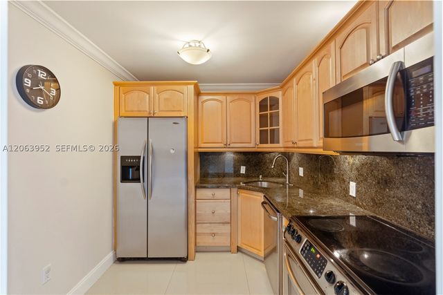 3675 N Country Club Dr 2208, Aventura, FL 33180