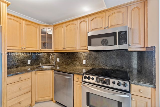3675 N Country Club Dr 2208, Aventura, FL 33180