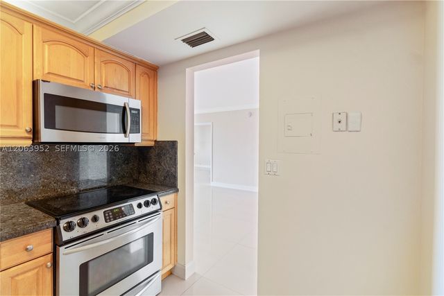 3675 N Country Club Dr 2208, Aventura, FL 33180