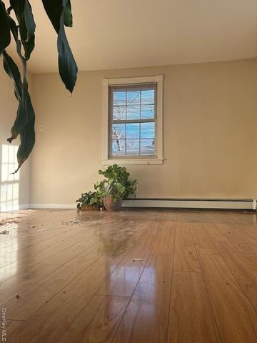 147 Pauls Path, Coram, NY 11727