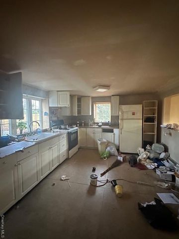 147 Pauls Path, Coram, NY 11727