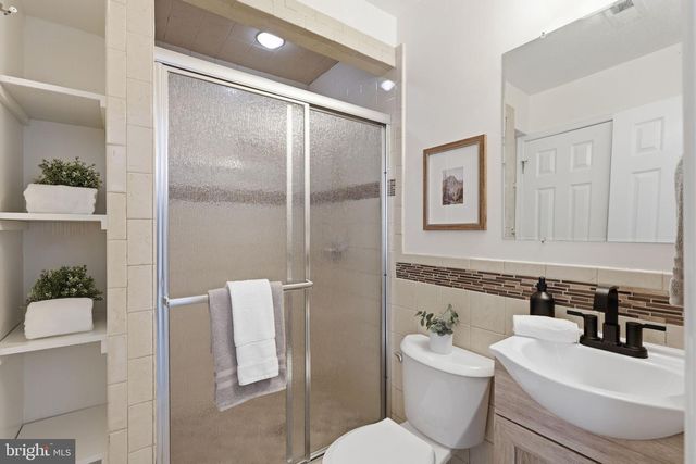 3227 WAYNE RD, Falls Church, VA 22042