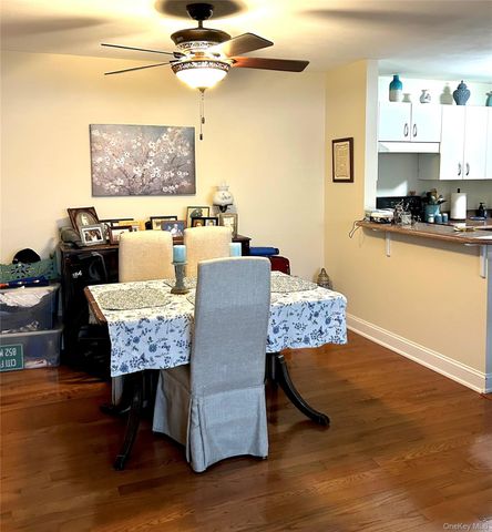 100 Connetquot Avenue 29, East Islip, NY 11580