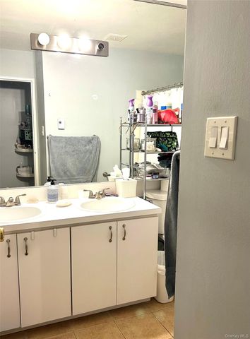 100 Connetquot Avenue 29, East Islip, NY 11580