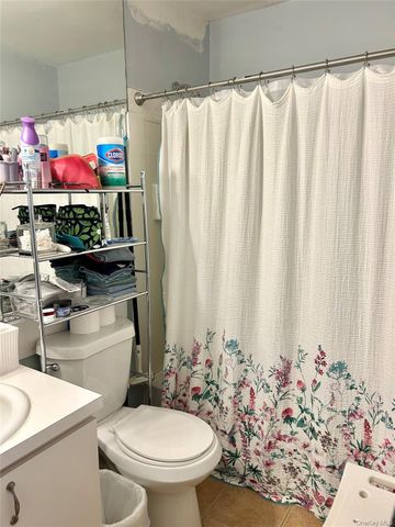 100 Connetquot Avenue 29, East Islip, NY 11580