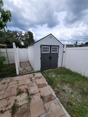 8320 WOODLAKE PLACE, Tampa, FL 33615