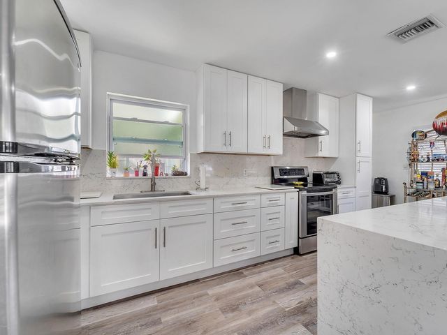 7684 OAKHURST ROAD, Seminole, FL 33776