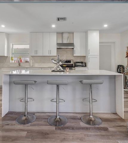 7684 OAKHURST ROAD, Seminole, FL 33776