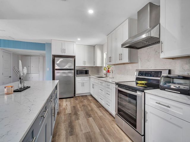 7684 OAKHURST ROAD, Seminole, FL 33776