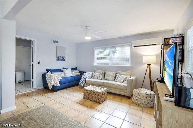 779 98th AVE N, Naples, FL 34108