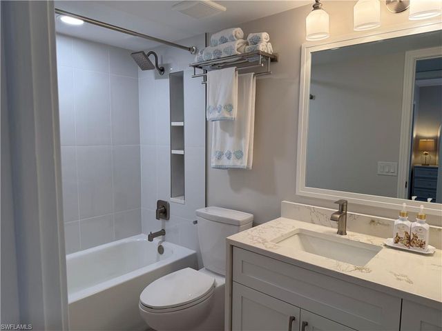 5850 Trailwinds DR # 713, Fort Myers, FL 33907