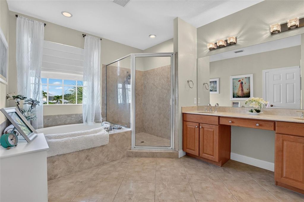 Image 35 of property listing at 5518 LUMINAR POINTE LANE, Apollo Beach, FL 33572