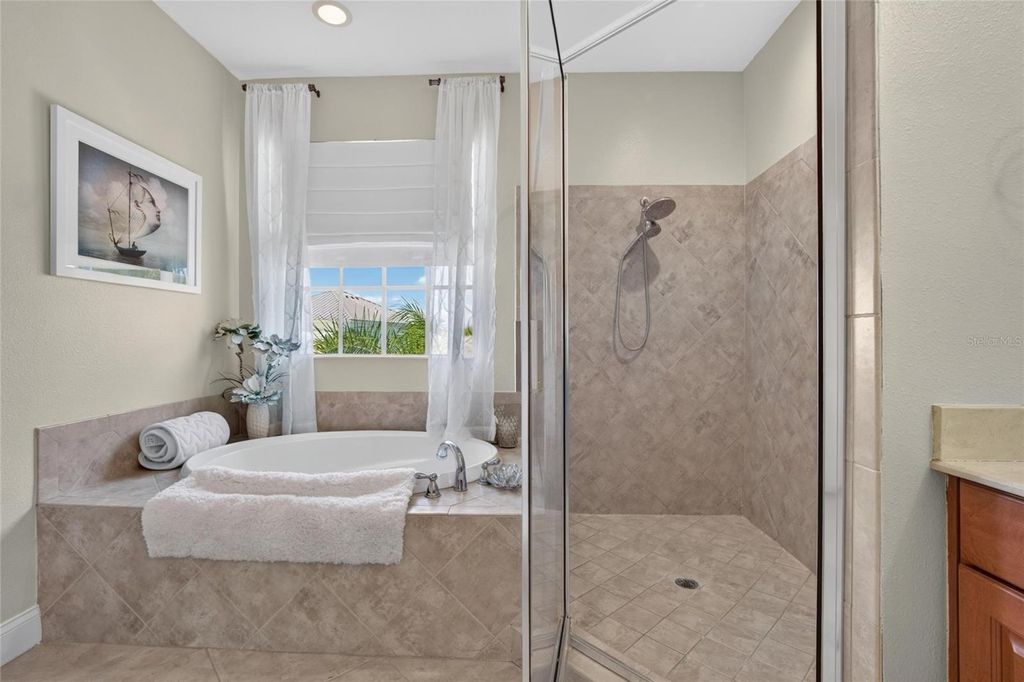 Image 36 of property listing at 5518 LUMINAR POINTE LANE, Apollo Beach, FL 33572
