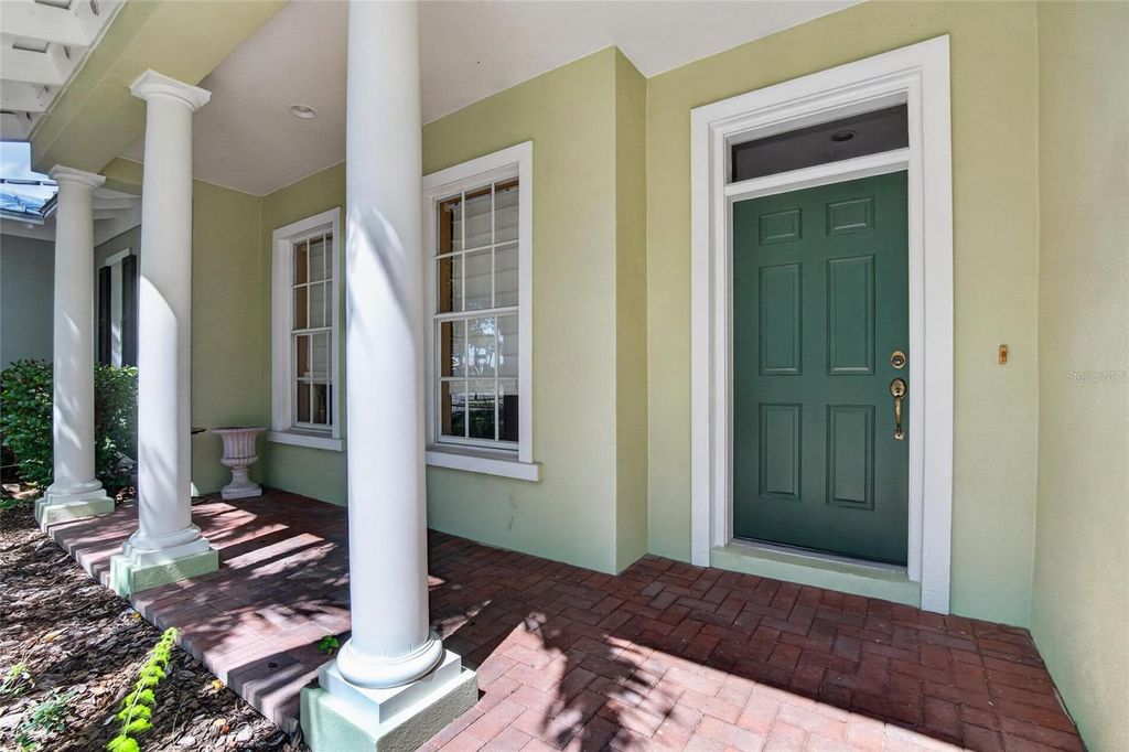 Image 5 of property listing at 5518 LUMINAR POINTE LANE, Apollo Beach, FL 33572