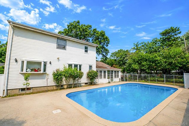 39 William Street, Smithtown, NY 11787