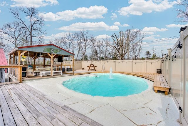 465 Winding River Ln, Sparta, TN 38583