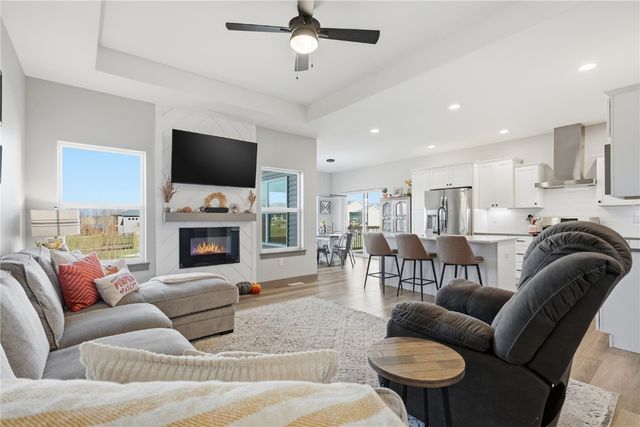 812 Old Mill Lane, Solon, IA 52333