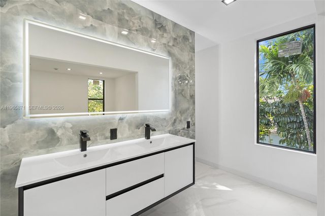 1644 NW 8th Ter, Miami, FL 33125