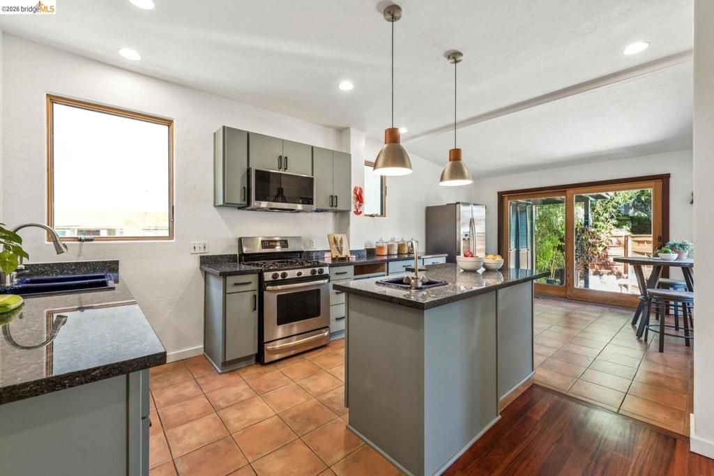 Image 24 of property listing at 2431 Mckinley AVE, Berkeley, CA 94703
