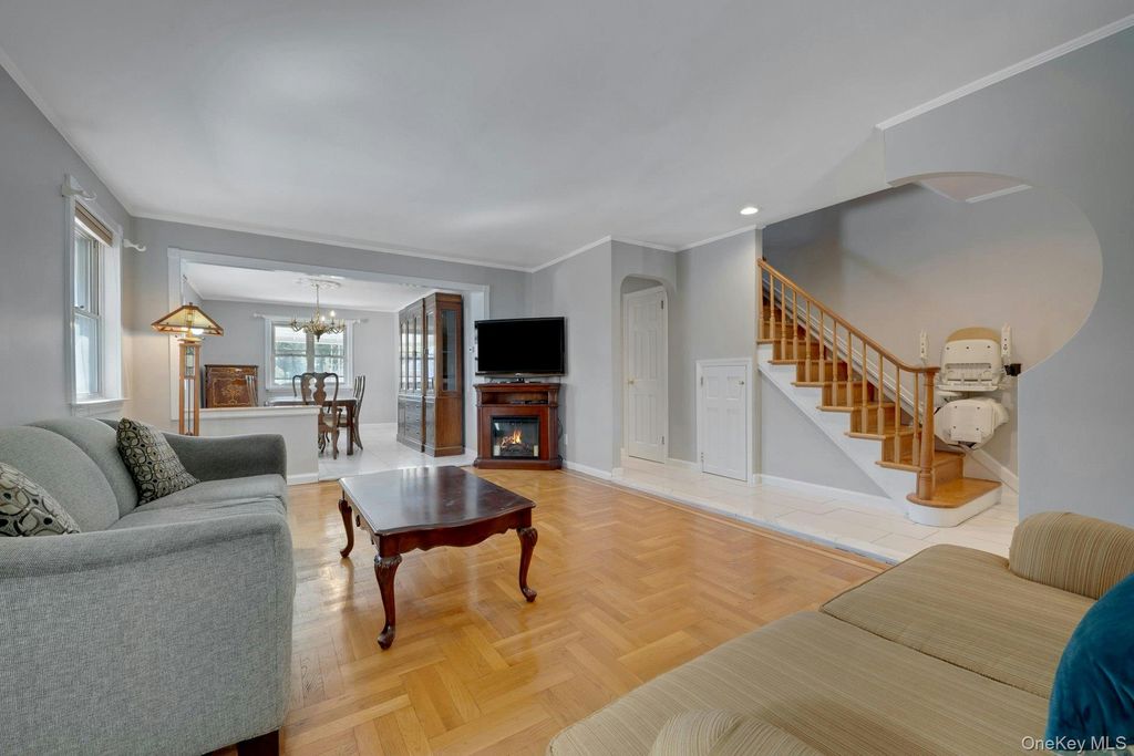 1312 Waring Avenue, Bronx, NY 10469 — photo 4