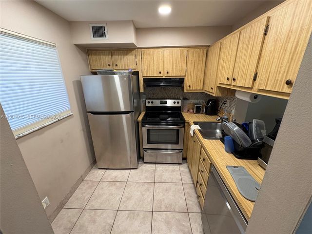 2769 S Oakland Forest Drive 101, Oakland Park, FL 33309