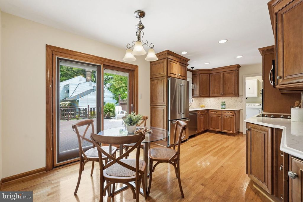 Image 11 of property listing at 4609 JASMINE DR, Rockville, MD 20853