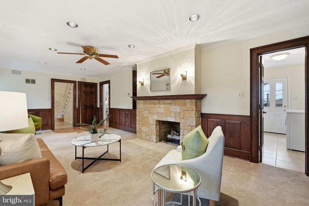 Image 14 of property listing at 4609 JASMINE DR, Rockville, MD 20853