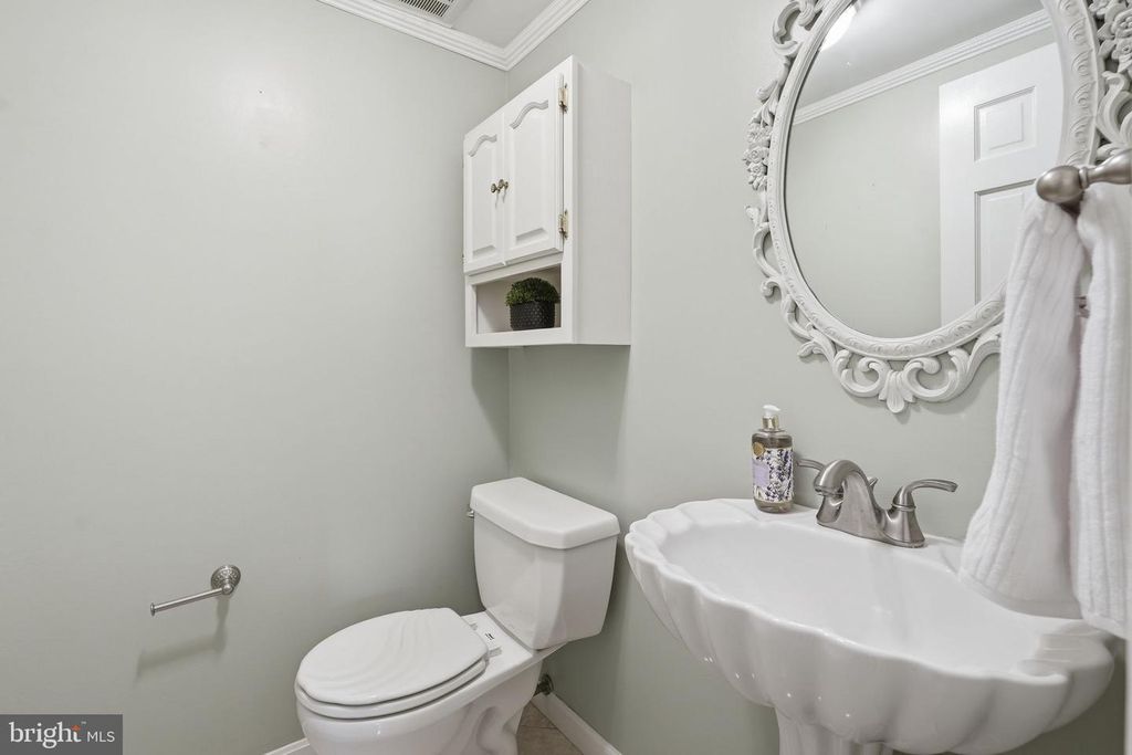 Image 15 of property listing at 4609 JASMINE DR, Rockville, MD 20853