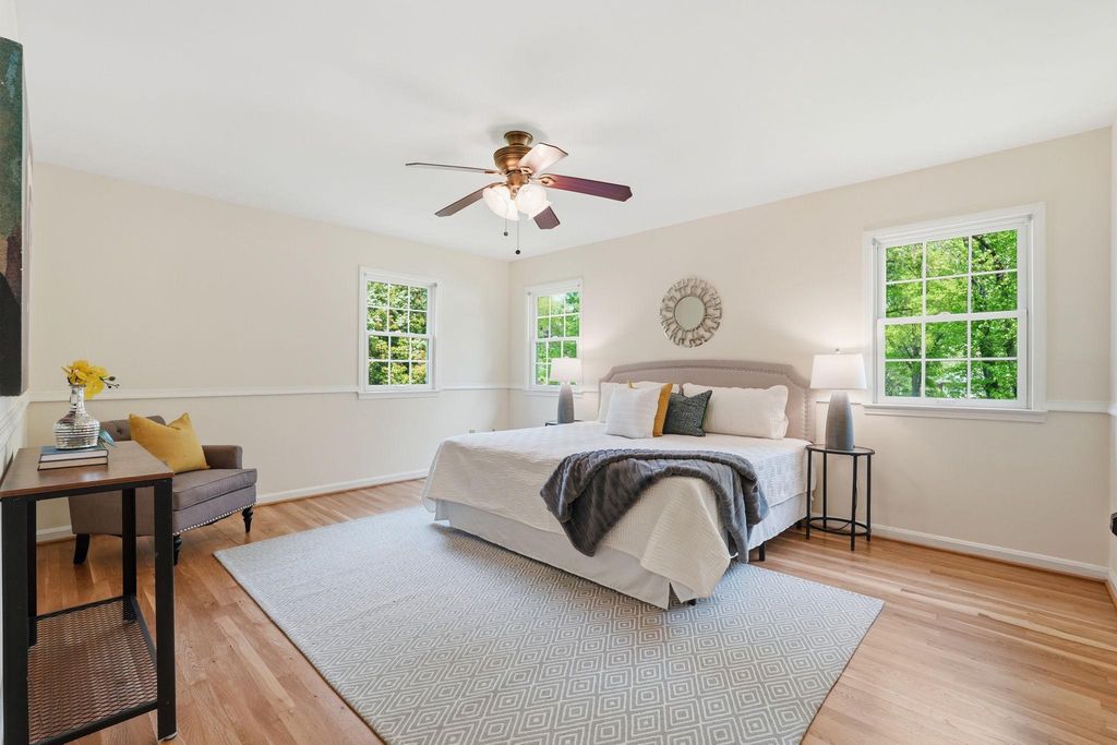 Image 16 of property listing at 4609 JASMINE DR, Rockville, MD 20853