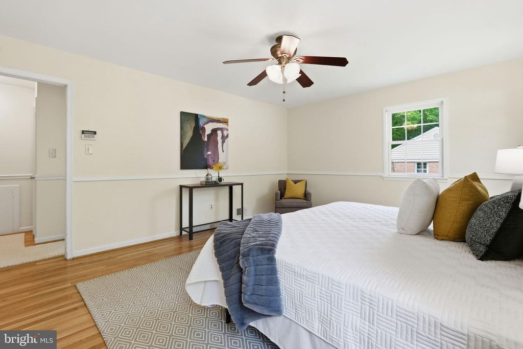 Image 18 of property listing at 4609 JASMINE DR, Rockville, MD 20853