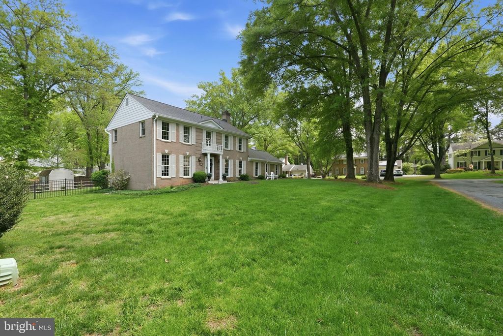 Image 3 of property listing at 4609 JASMINE DR, Rockville, MD 20853