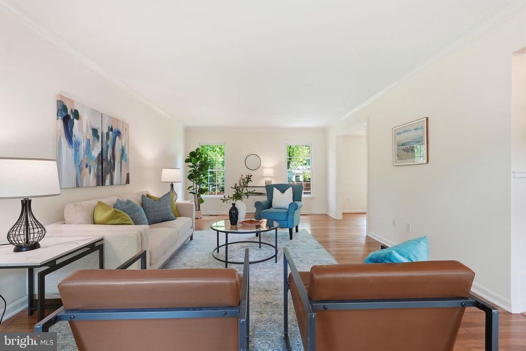 Image 4 of property listing at 4609 JASMINE DR, Rockville, MD 20853