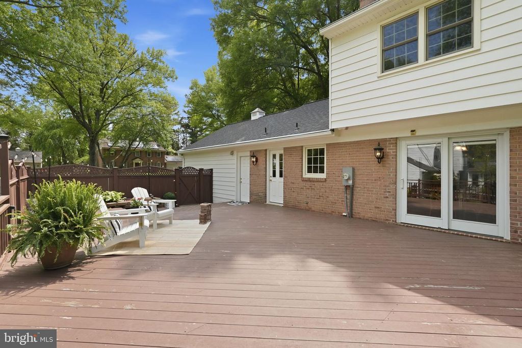 Image 31 of property listing at 4609 JASMINE DR, Rockville, MD 20853
