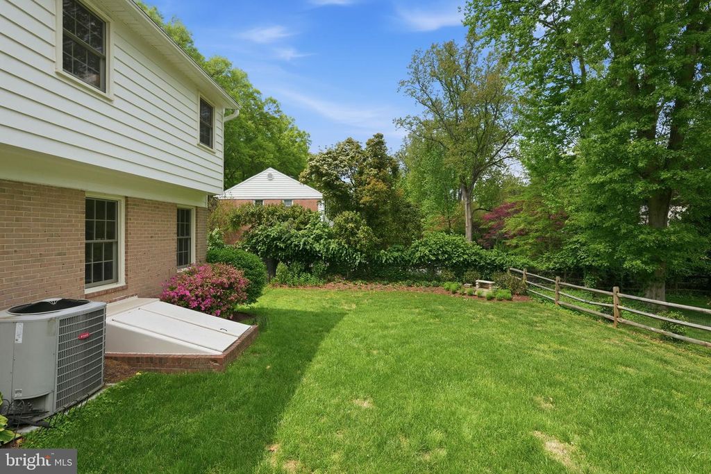 Image 33 of property listing at 4609 JASMINE DR, Rockville, MD 20853