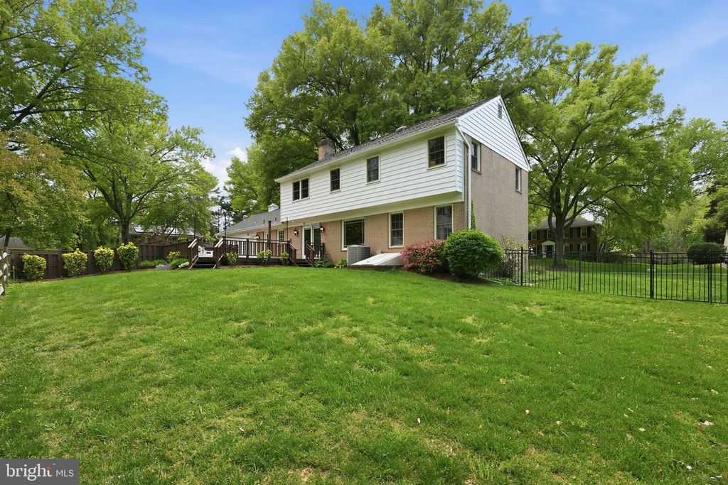 Image 34 of property listing at 4609 JASMINE DR, Rockville, MD 20853