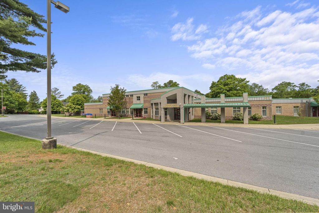 Image 42 of property listing at 4609 JASMINE DR, Rockville, MD 20853