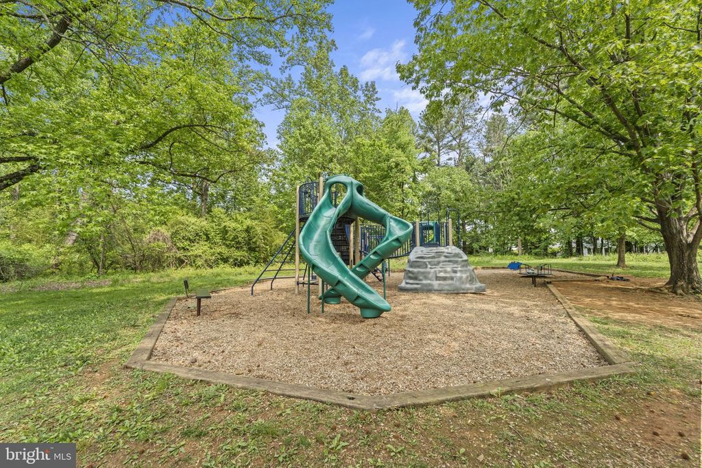 Image 44 of property listing at 4609 JASMINE DR, Rockville, MD 20853