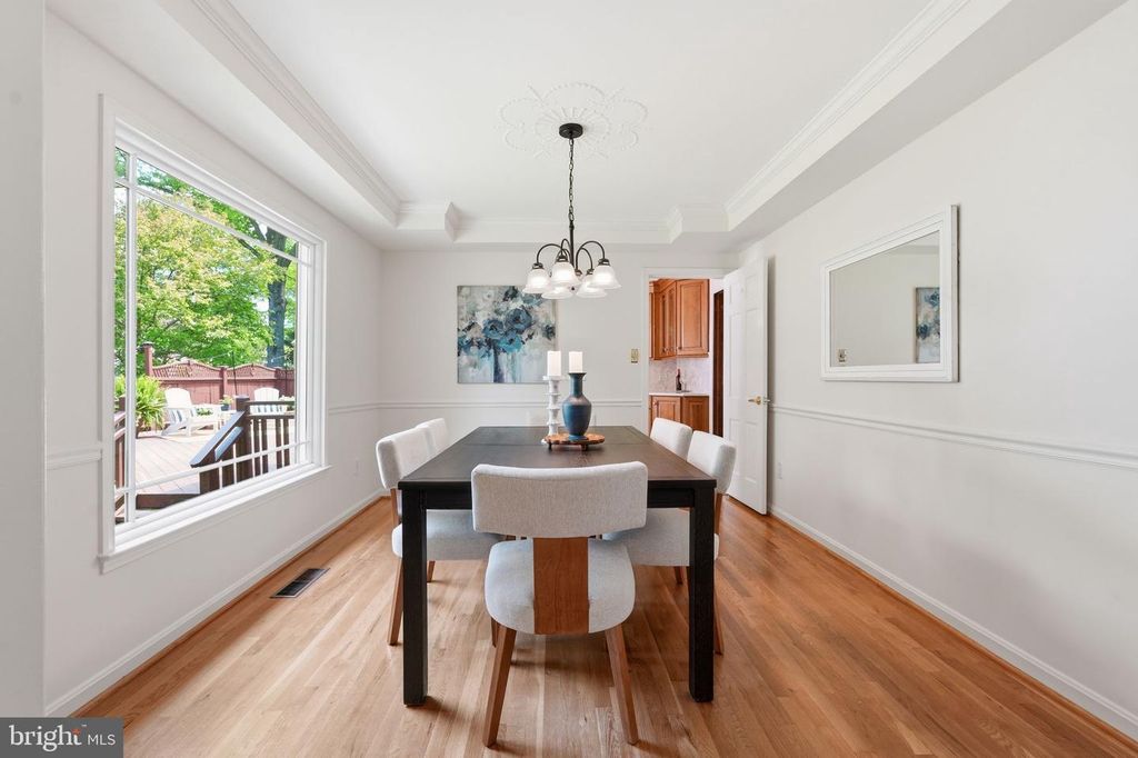 Image 6 of property listing at 4609 JASMINE DR, Rockville, MD 20853