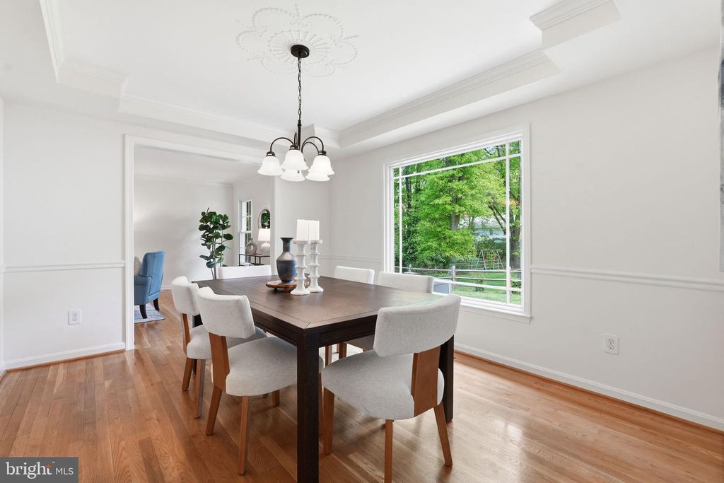 Image 7 of property listing at 4609 JASMINE DR, Rockville, MD 20853