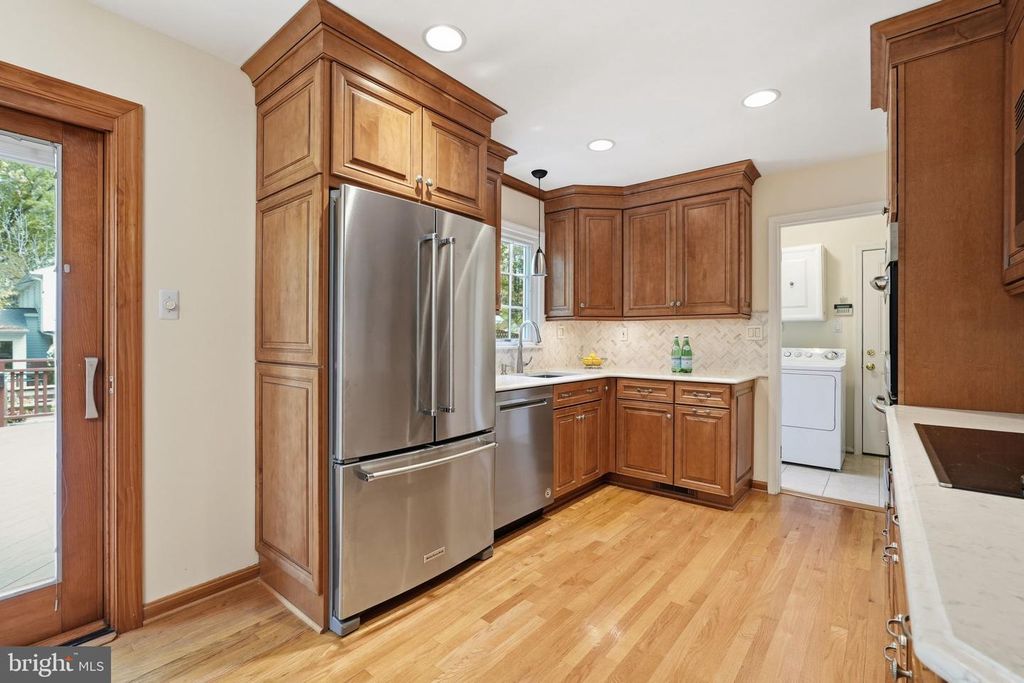 Image 8 of property listing at 4609 JASMINE DR, Rockville, MD 20853